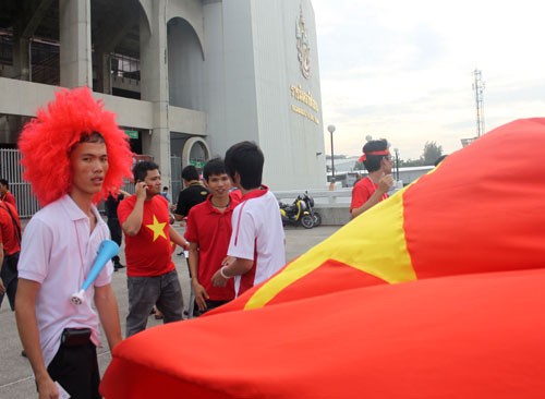 Rất đông cổ động viên Việt Nam đã có mặt tại sân Rajamangala để sát cánh cùng đội tuyển.